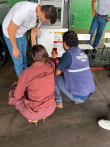 PROCON de Ituiutaba fiscaliza bombas de combustíveis para coibir irregularidades
